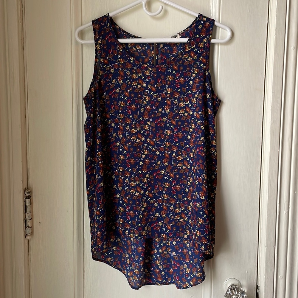 Sleeveless flowy shirt